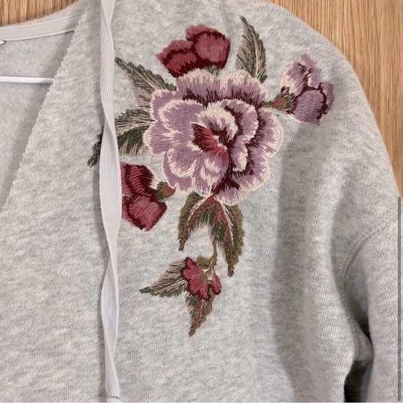 AEO Embroidered Floral Gray Pullover Oversized Hoodie Sweatshirt - Picture 4 of 5